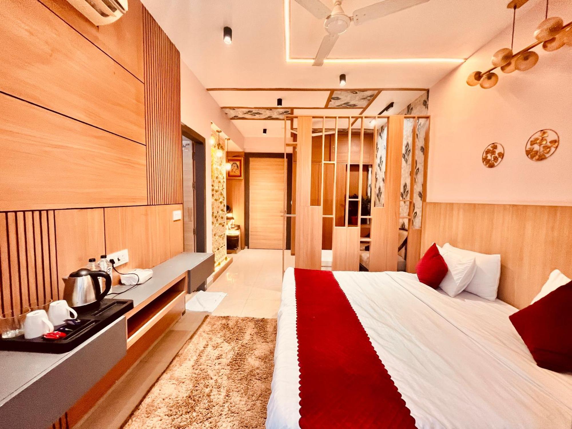 Pearl Grand Boutique Cottage In Omaxe Anandam Vrindavan - #Premium Ac Rooms With Balcony #Big Parking #Lift #Garden #Peaceful Area #Near Prem Mandir #Property Of The Year #Most Awarded Екстер'єр фото
