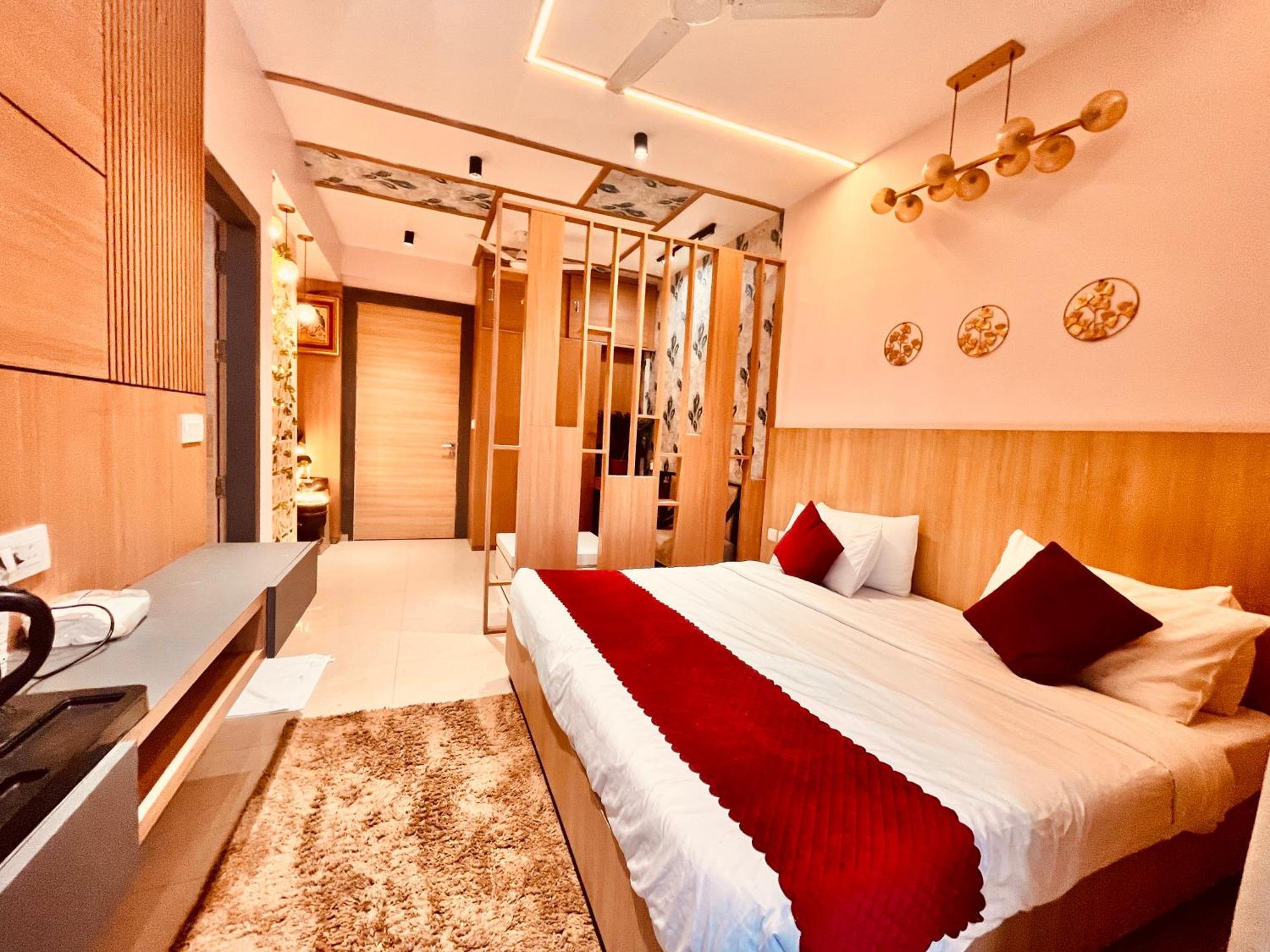 Pearl Grand Boutique Cottage In Omaxe Anandam Vrindavan - #Premium Ac Rooms With Balcony #Big Parking #Lift #Garden #Peaceful Area #Near Prem Mandir #Property Of The Year #Most Awarded Екстер'єр фото