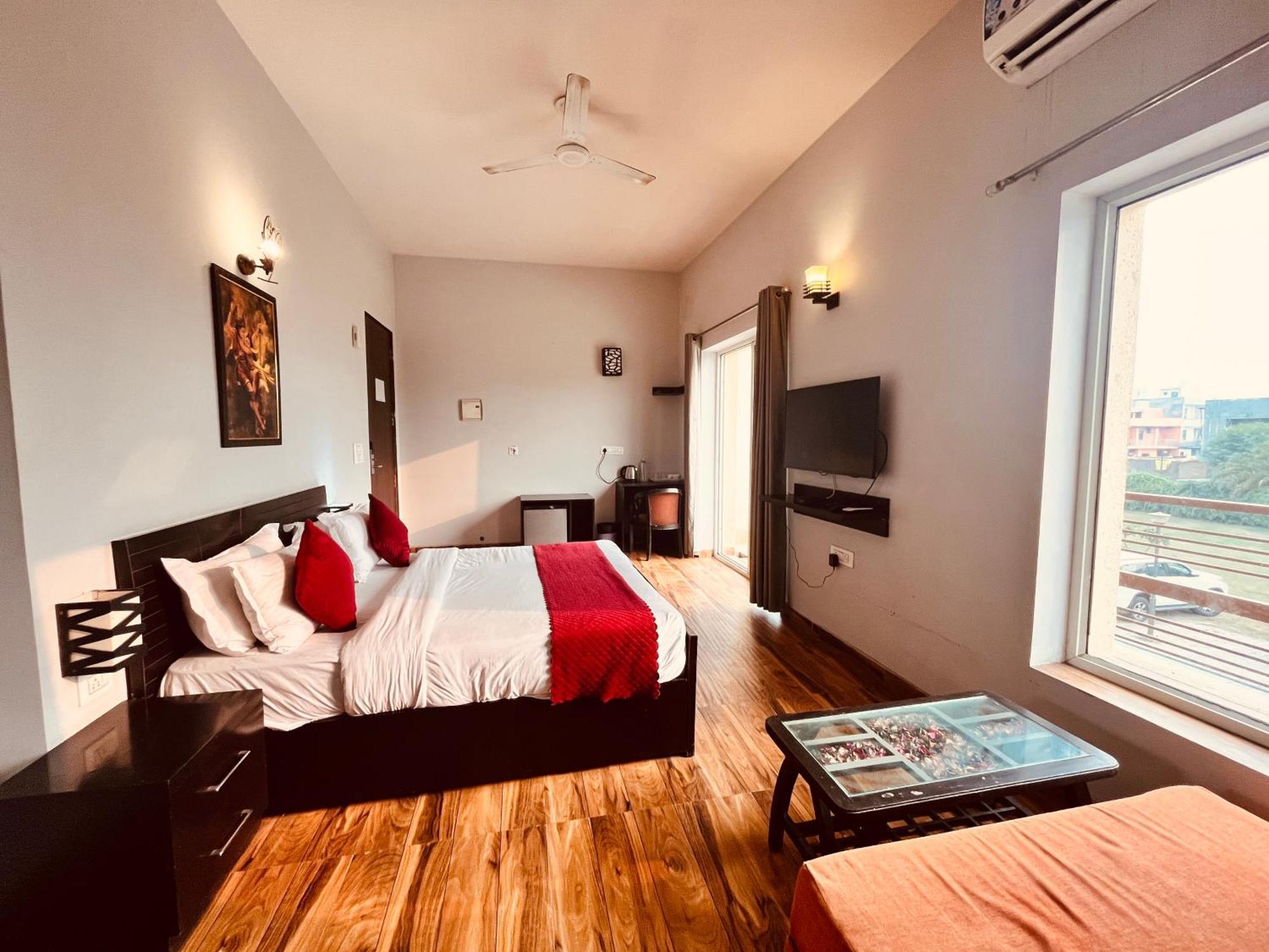 Pearl Grand Boutique Cottage In Omaxe Anandam Vrindavan - #Premium Ac Rooms With Balcony #Big Parking #Lift #Garden #Peaceful Area #Near Prem Mandir #Property Of The Year #Most Awarded Екстер'єр фото