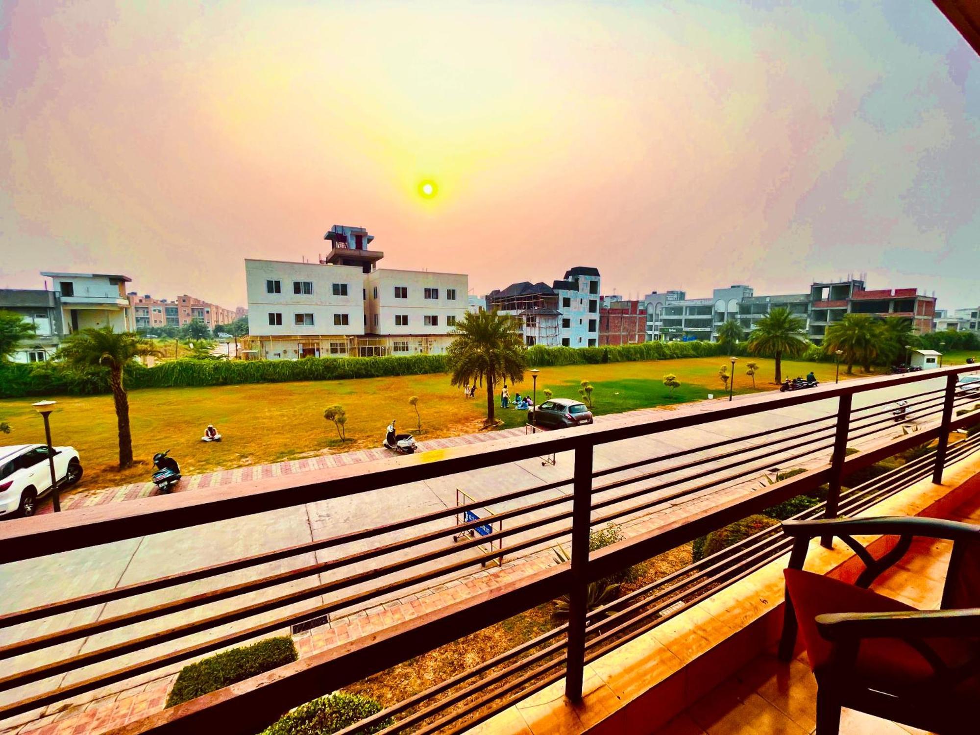 Pearl Grand Boutique Cottage In Omaxe Anandam Vrindavan - #Premium Ac Rooms With Balcony #Big Parking #Lift #Garden #Peaceful Area #Near Prem Mandir #Property Of The Year #Most Awarded Екстер'єр фото