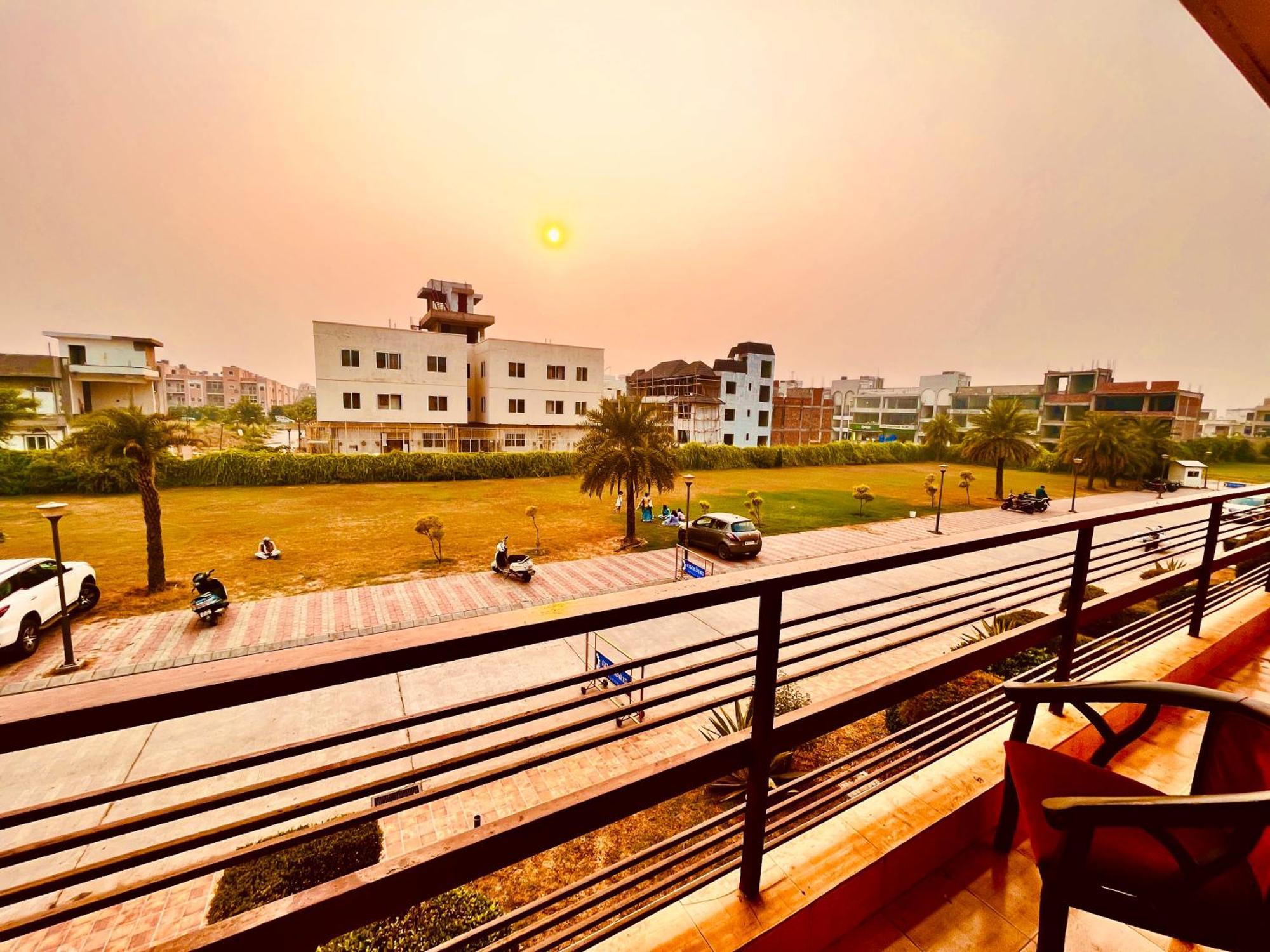 Pearl Grand Boutique Cottage In Omaxe Anandam Vrindavan - #Premium Ac Rooms With Balcony #Big Parking #Lift #Garden #Peaceful Area #Near Prem Mandir #Property Of The Year #Most Awarded Екстер'єр фото
