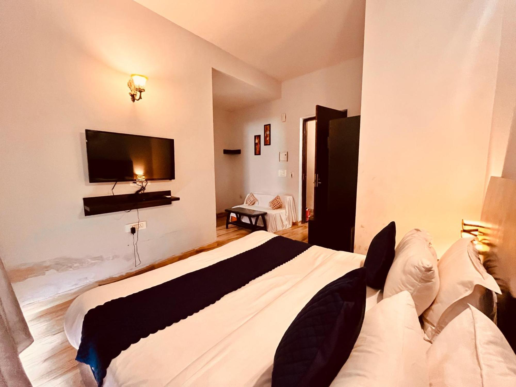 Pearl Grand Boutique Cottage In Omaxe Anandam Vrindavan - #Premium Ac Rooms With Balcony #Big Parking #Lift #Garden #Peaceful Area #Near Prem Mandir #Property Of The Year #Most Awarded Екстер'єр фото