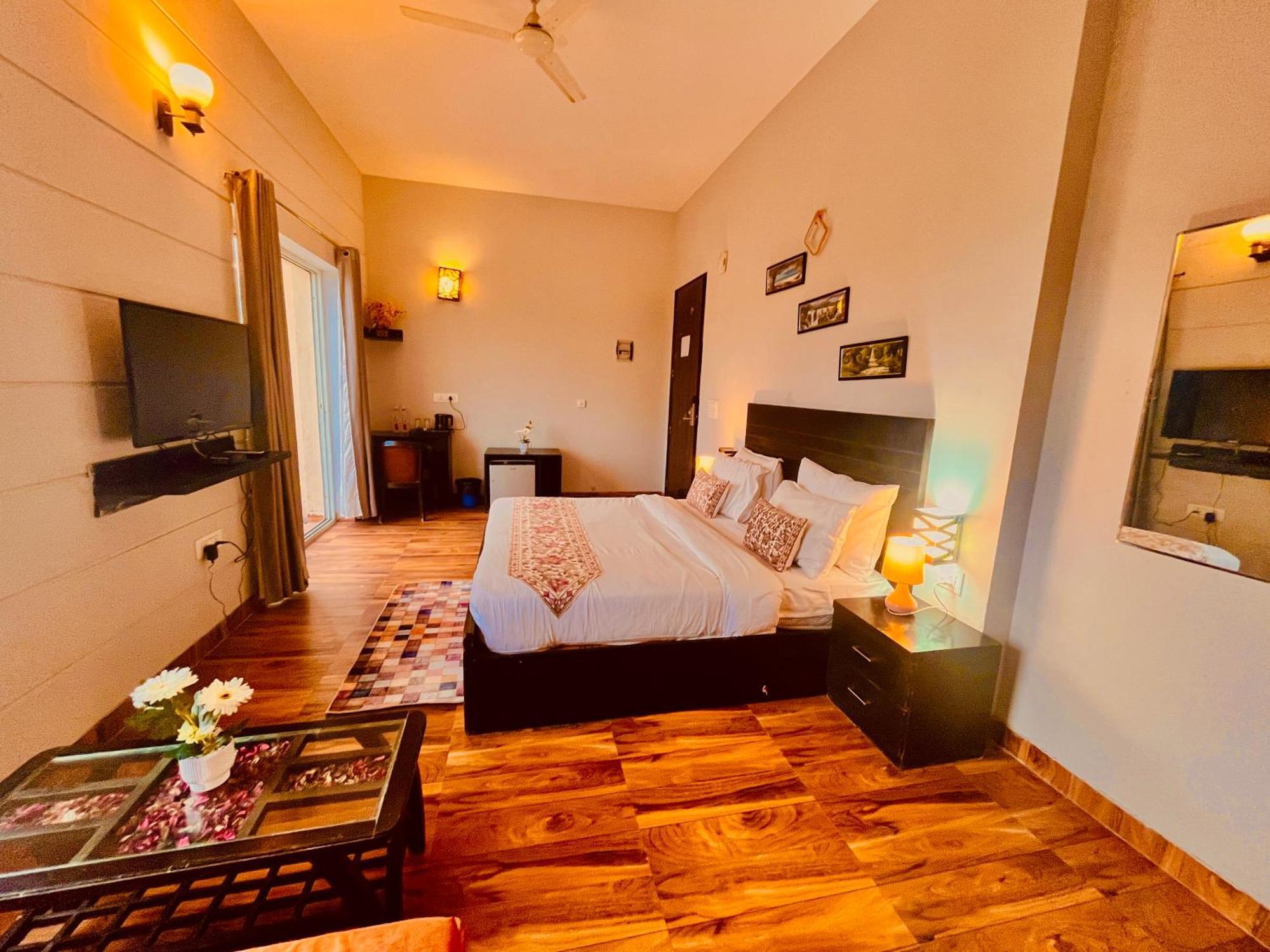 Pearl Grand Boutique Cottage In Omaxe Anandam Vrindavan - #Premium Ac Rooms With Balcony #Big Parking #Lift #Garden #Peaceful Area #Near Prem Mandir #Property Of The Year #Most Awarded Екстер'єр фото